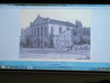 Pro srovnání byly k dispozici fotografie proměn ulic a jednotlivých významných budov v historickém období až do současnosti.