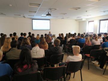 Pomocí poutavé prezentace seznámila žáky s historií města Kyjova a jeho blízkého okolí.