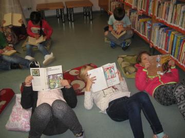Děti si vyslechly vzpomínky paní knihovnice na školní léta před 50 lety a vyprávění o knihách jejího mládí.