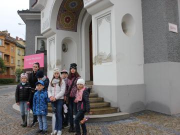 Čtenáři před Galerií výtvarného umění v Hodoníně - na křižovatce ulic Úprkova a Blažkova