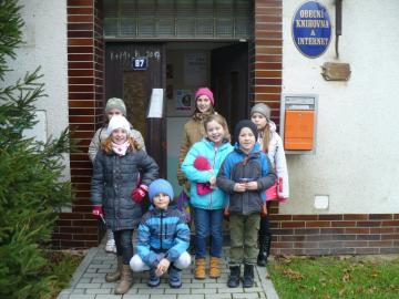 Ve čtvrtek 16. 11. navštívily naši knihovnu děti ze čtenářského klubu z Křepic. Po prohlídce knihovny čekaly na děti různé aktivity. Nejdříve se rozdělily do skupinek a podle různých indicií musely najít knížku, za které si budeme číst.